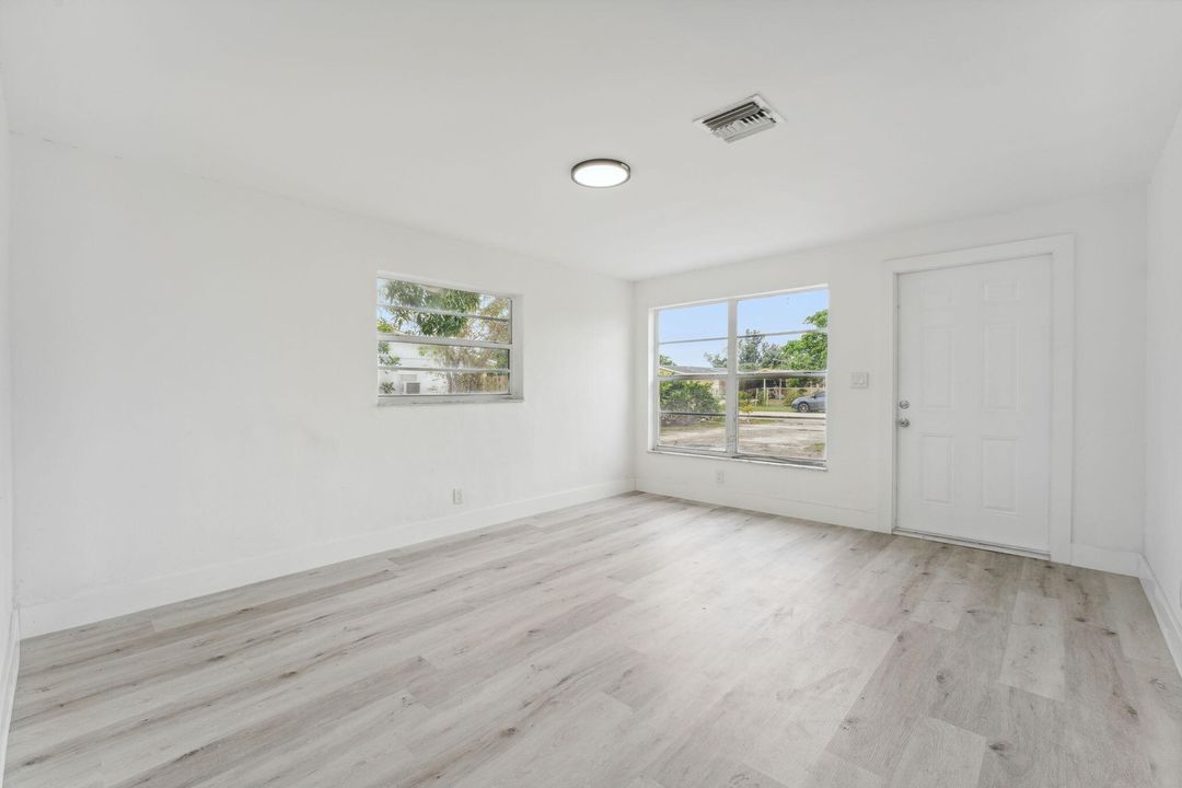 出租: $3,100 (4 贝兹, 2 浴室, 1394 平方英尺)