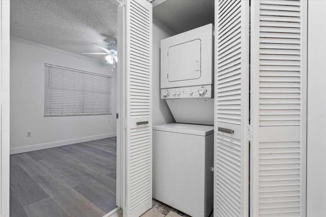 待售: $195,000 (2 贝兹, 2 浴室, 1029 平方英尺)