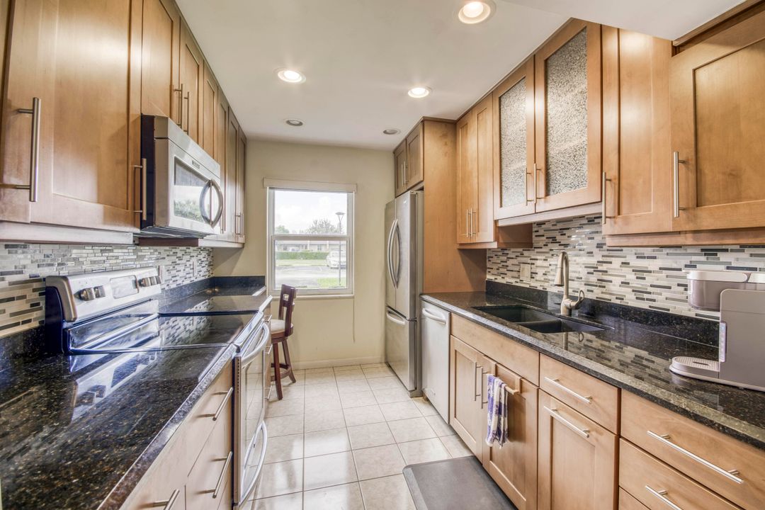 For Sale: $169,900 (2 beds, 2 baths, 1096 Square Feet)