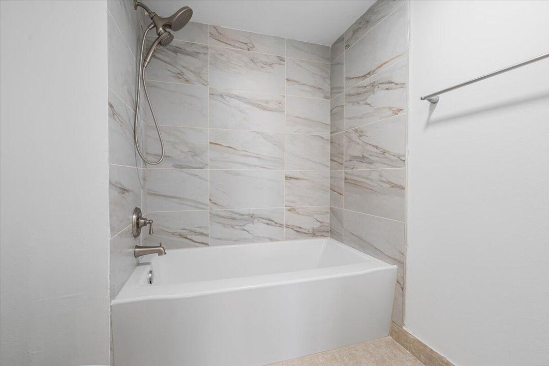 待售: $195,000 (2 贝兹, 2 浴室, 1029 平方英尺)