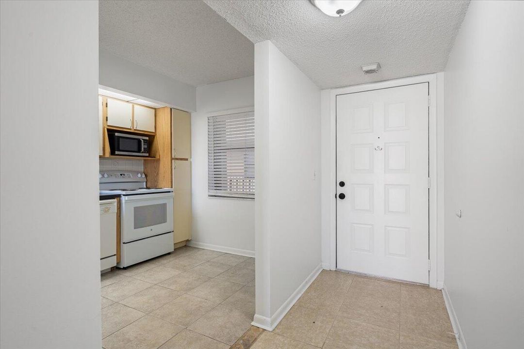 待售: $195,000 (2 贝兹, 2 浴室, 1029 平方英尺)