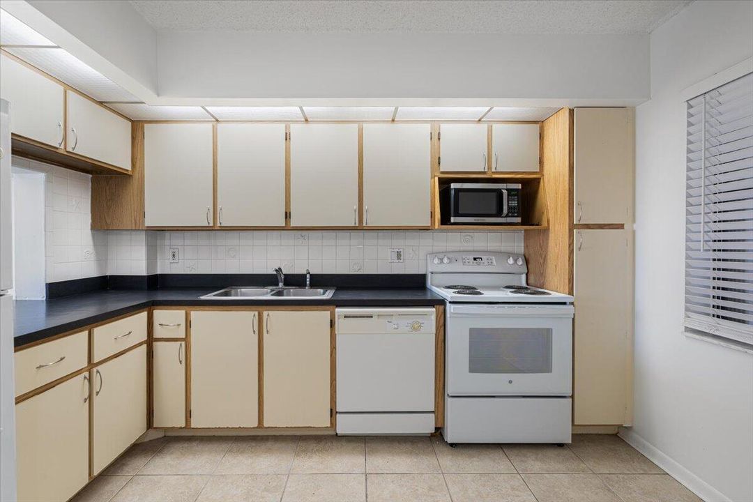 待售: $195,000 (2 贝兹, 2 浴室, 1029 平方英尺)