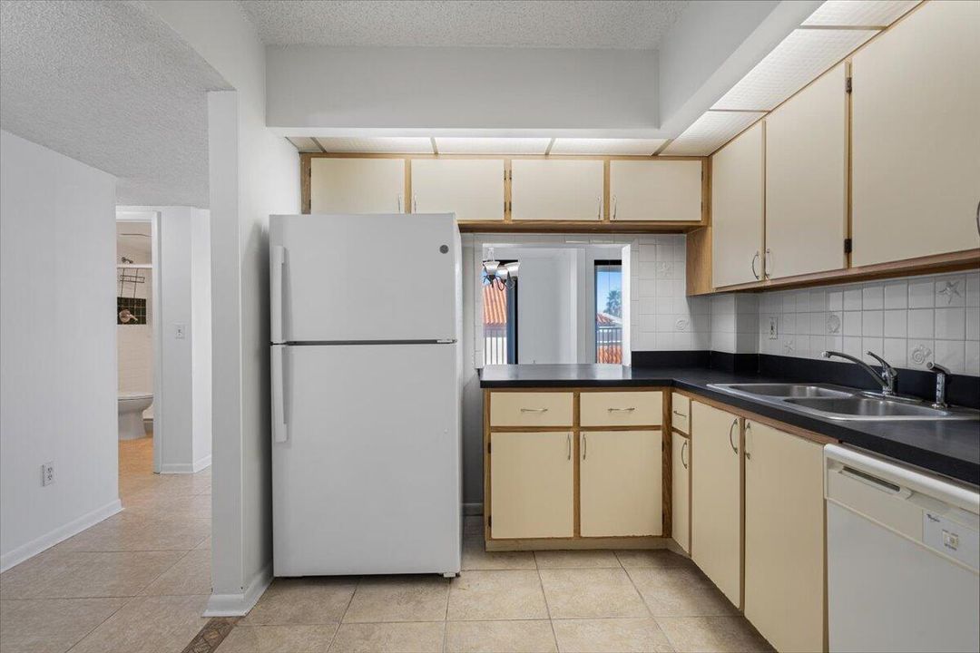 待售: $195,000 (2 贝兹, 2 浴室, 1029 平方英尺)