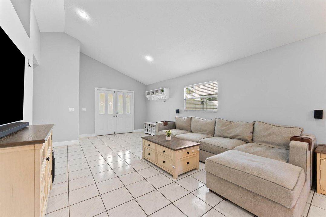 For Sale: $480,000 (3 beds, 2 baths, 1295 Square Feet)