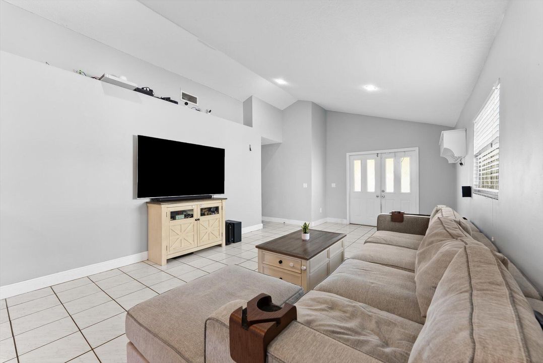 For Sale: $480,000 (3 beds, 2 baths, 1295 Square Feet)