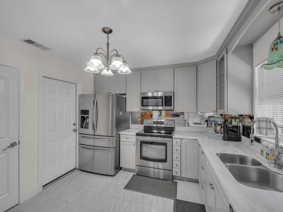 На продажу: $300,000 (2 спален, 2 ванн, 1400 Квадратных фут)