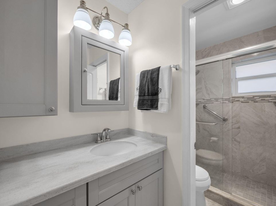 На продажу: $300,000 (2 спален, 2 ванн, 1400 Квадратных фут)