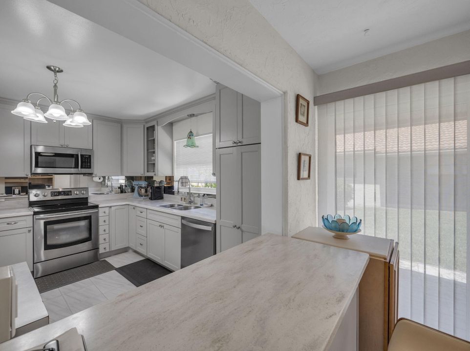 На продажу: $300,000 (2 спален, 2 ванн, 1400 Квадратных фут)