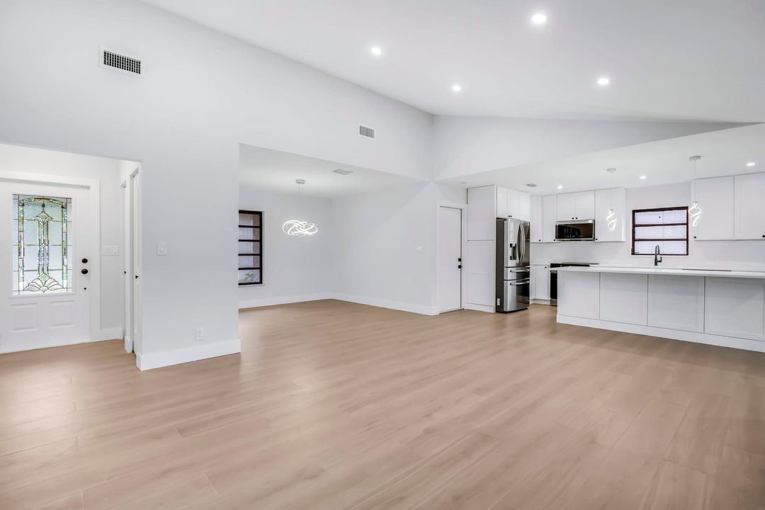 For Sale: $475,000 (2 beds, 2 baths, 1601 Square Feet)
