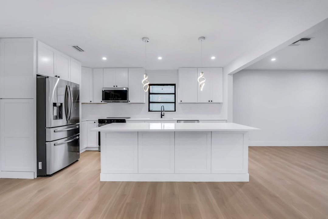 For Sale: $475,000 (2 beds, 2 baths, 1601 Square Feet)