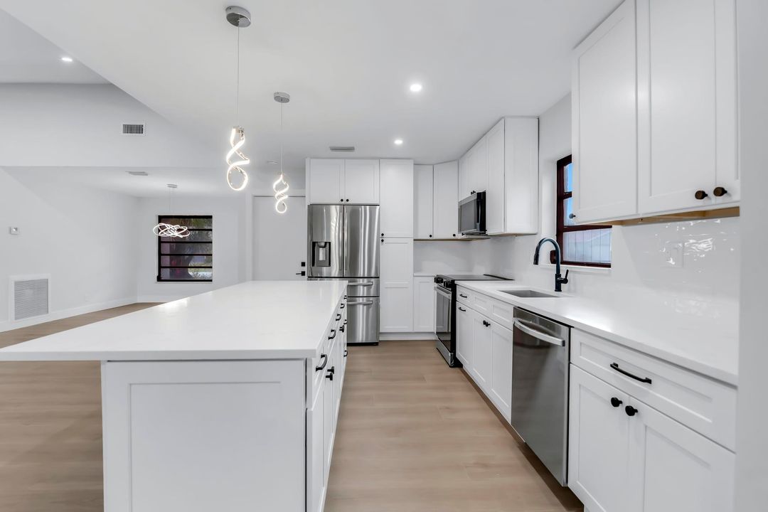 For Sale: $475,000 (2 beds, 2 baths, 1601 Square Feet)