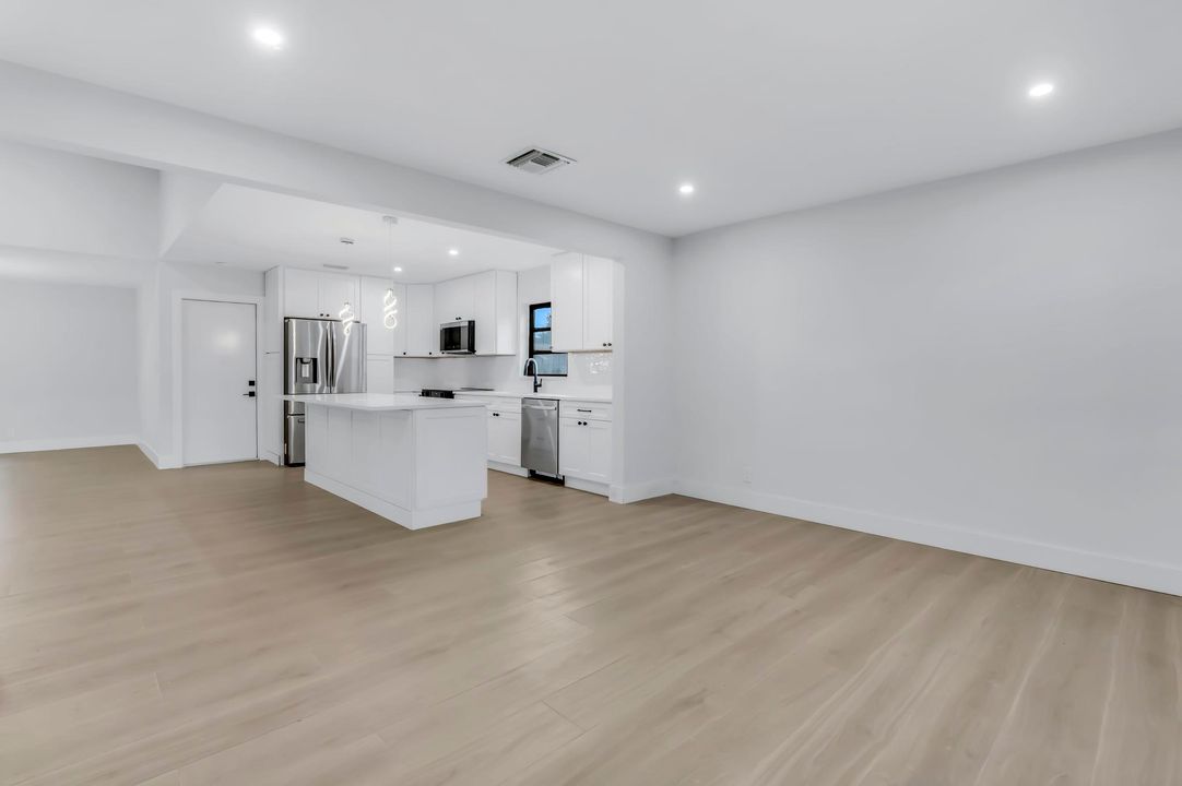 For Sale: $475,000 (2 beds, 2 baths, 1601 Square Feet)