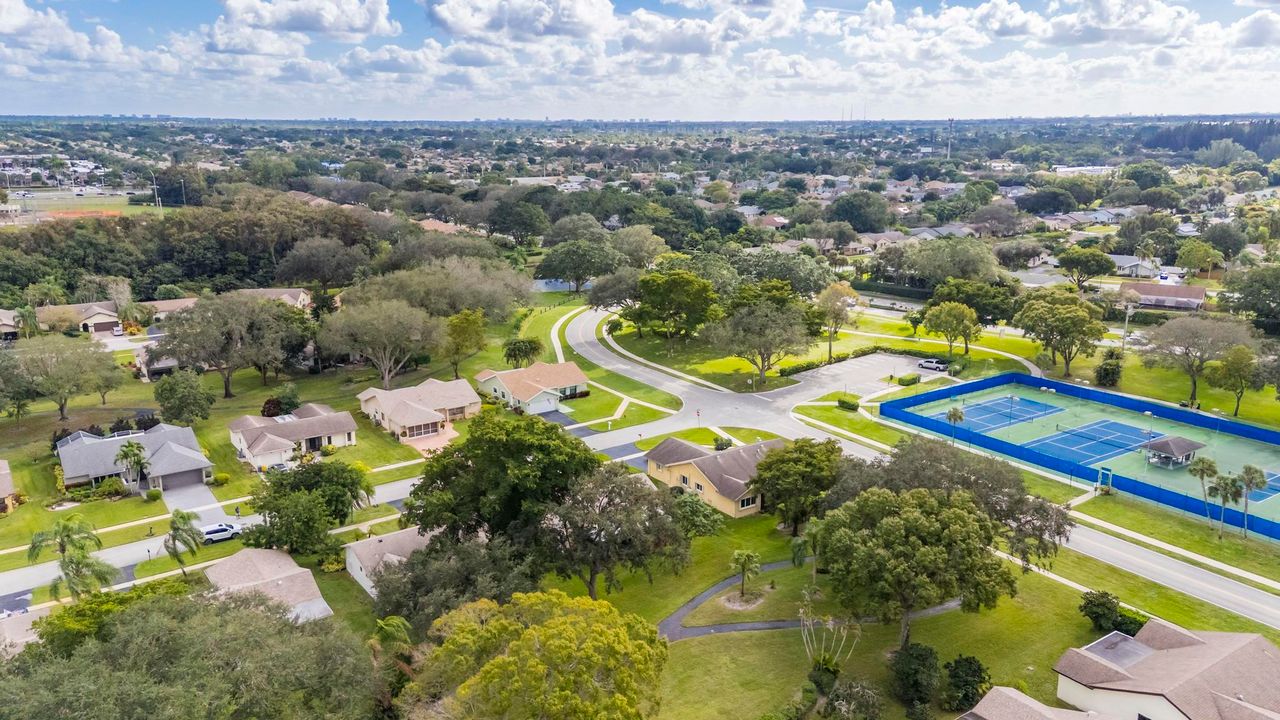 For Sale: $475,000 (2 beds, 2 baths, 1601 Square Feet)