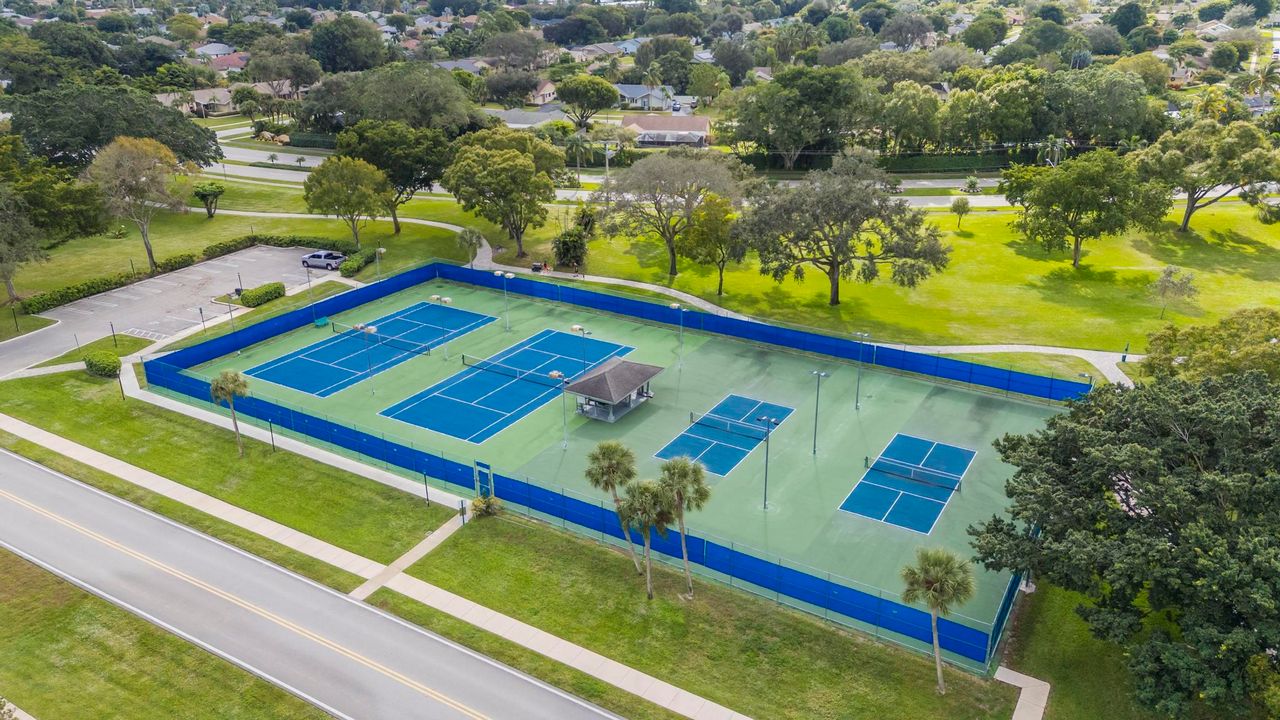 For Sale: $475,000 (2 beds, 2 baths, 1601 Square Feet)