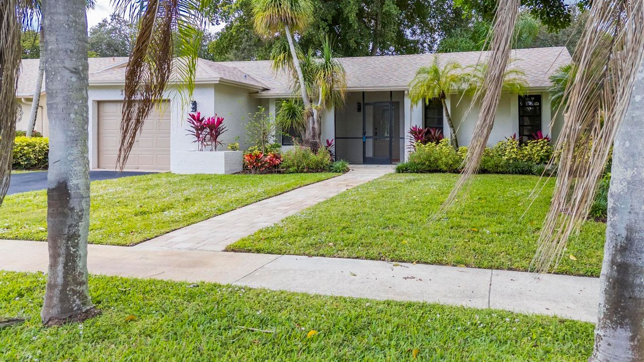 For Sale: $475,000 (2 beds, 2 baths, 1601 Square Feet)