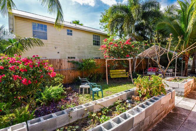 For Sale: $390,000 (2 beds, 2 baths, 800 Square Feet)