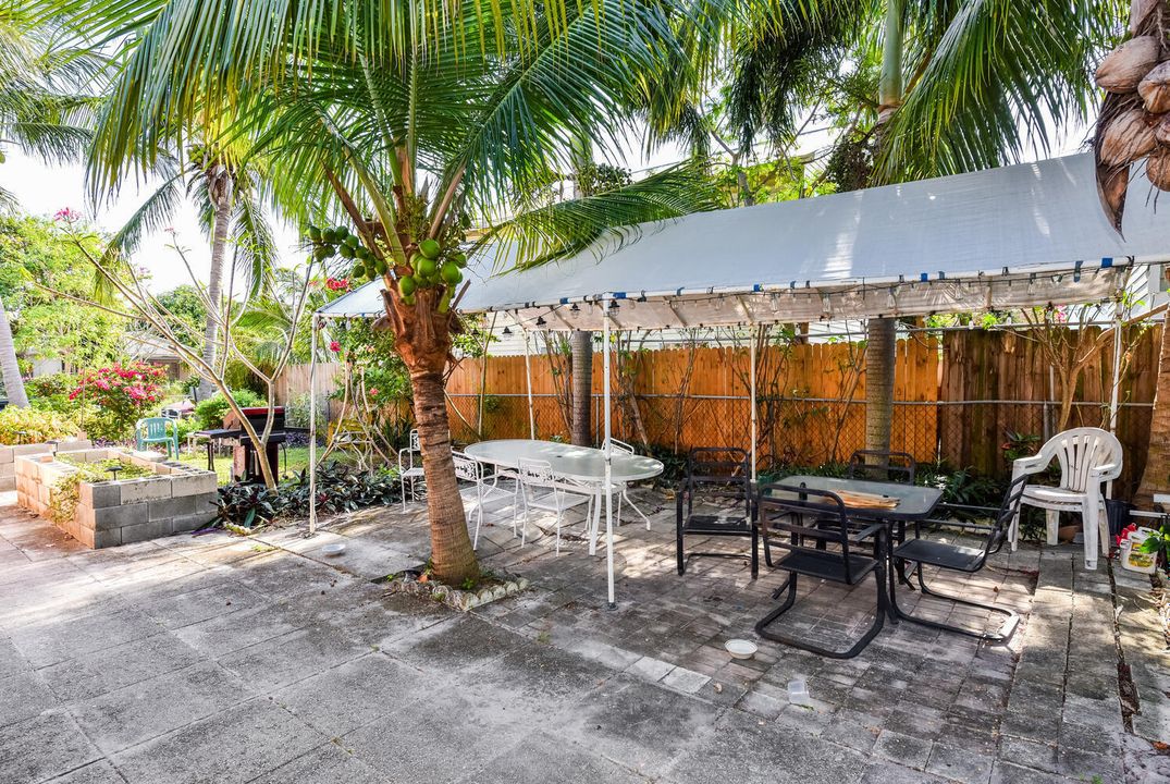 For Sale: $390,000 (2 beds, 2 baths, 800 Square Feet)