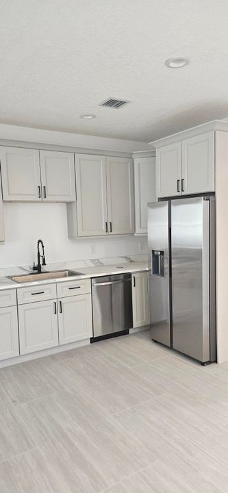 Active With Contract: $3,900 (4 beds, 4 baths, 1900 Square Feet)