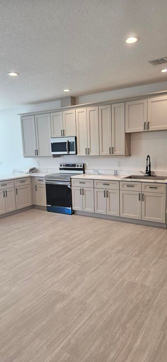 Active With Contract: $3,900 (4 beds, 4 baths, 1900 Square Feet)