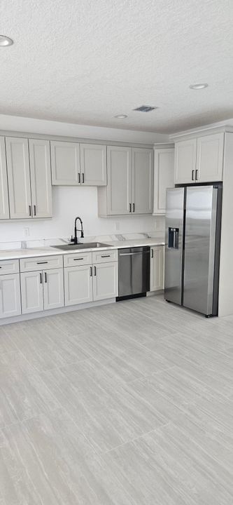 Active With Contract: $3,900 (4 beds, 4 baths, 1900 Square Feet)