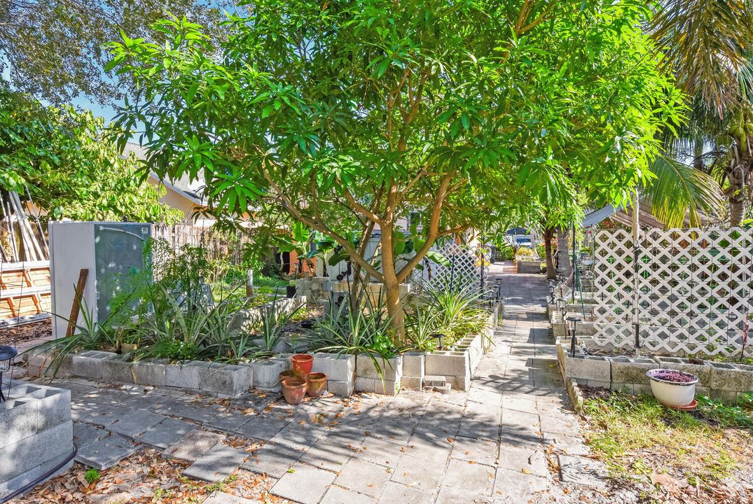 For Sale: $390,000 (2 beds, 2 baths, 800 Square Feet)