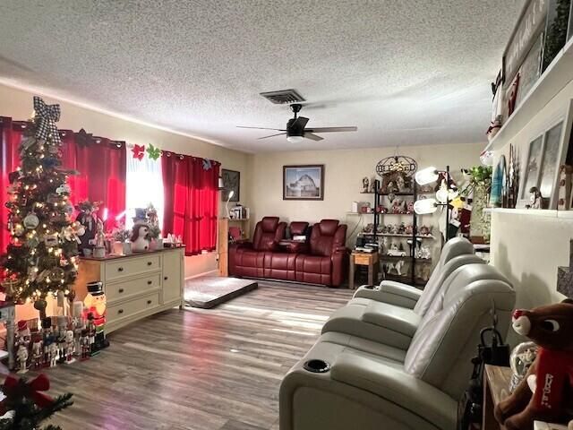 En Venta: $339,000 (3 camas, 2 baños, 1404 Pies cuadrados)