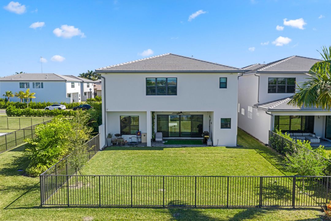 В аренду: $13,950 (5 спален, 7 ванн, 4605 Квадратных фут)