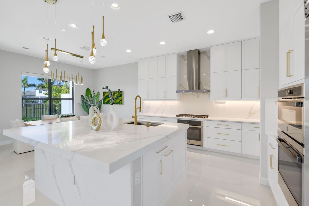 В аренду: $13,950 (5 спален, 7 ванн, 4605 Квадратных фут)