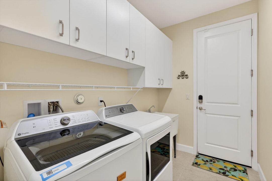 For Sale: $549,000 (3 beds, 2 baths, 2254 Square Feet)