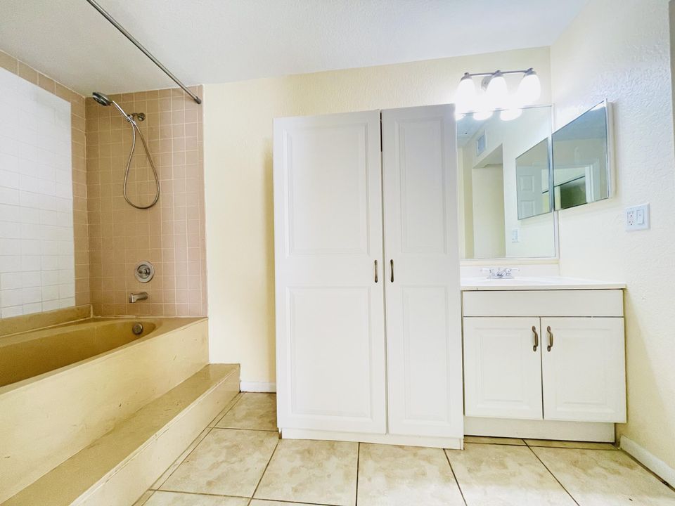 For Rent: $1,650 (1 beds, 1 baths, 627 Square Feet)