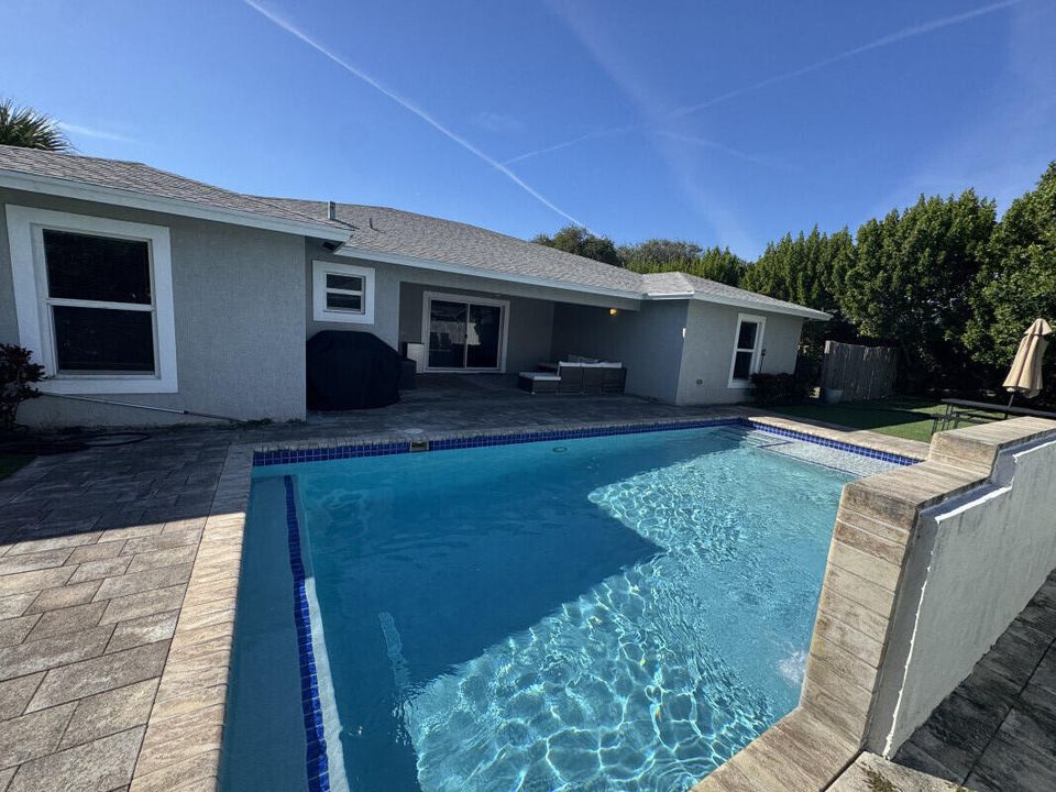 For Sale: $685,000 (4 beds, 3 baths, 1953 Square Feet)