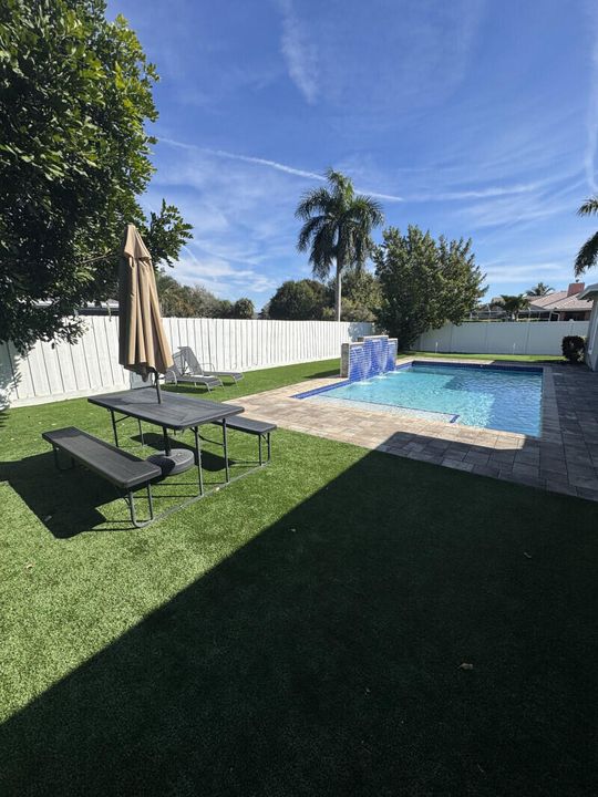 For Sale: $685,000 (4 beds, 3 baths, 1953 Square Feet)