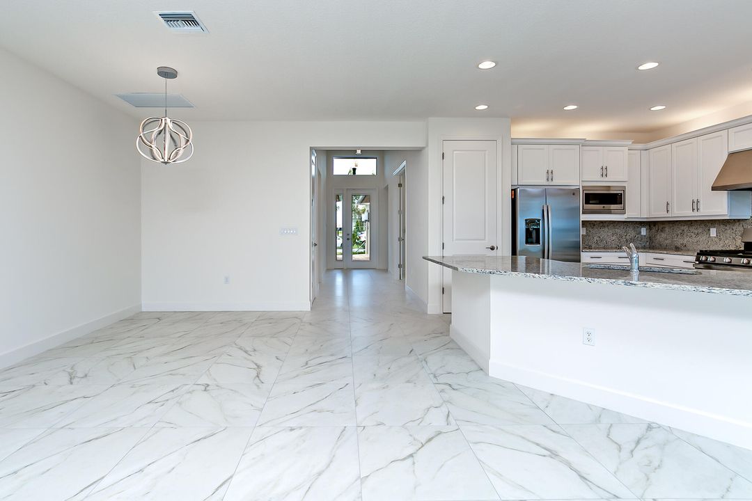 出租: $4,400 (4 贝兹, 3 浴室, 2358 平方英尺)