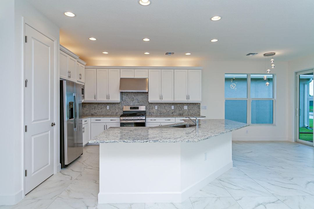 出租: $4,400 (4 贝兹, 3 浴室, 2358 平方英尺)