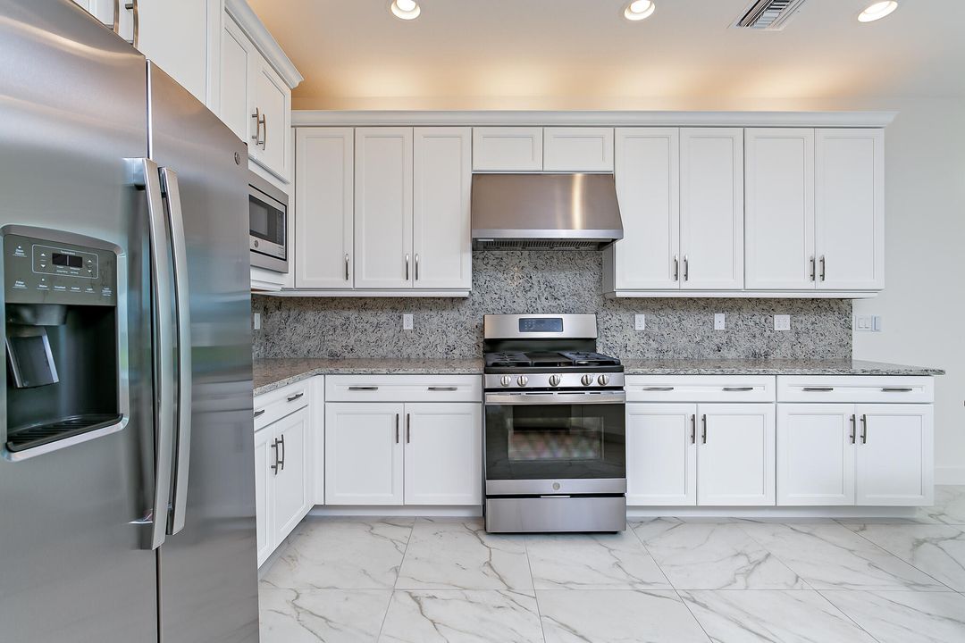 出租: $4,400 (4 贝兹, 3 浴室, 2358 平方英尺)