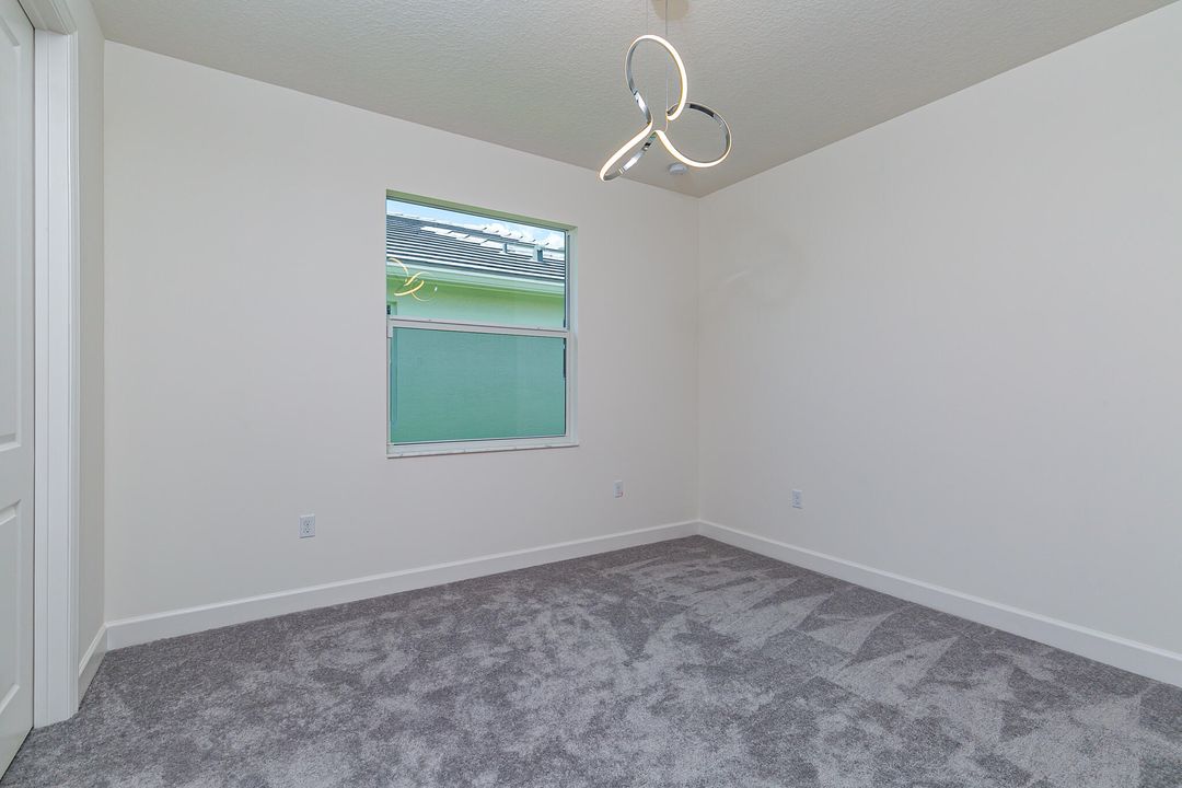 出租: $4,400 (4 贝兹, 3 浴室, 2358 平方英尺)