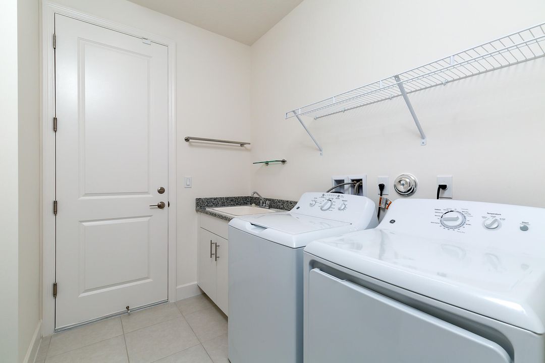 出租: $4,400 (4 贝兹, 3 浴室, 2358 平方英尺)