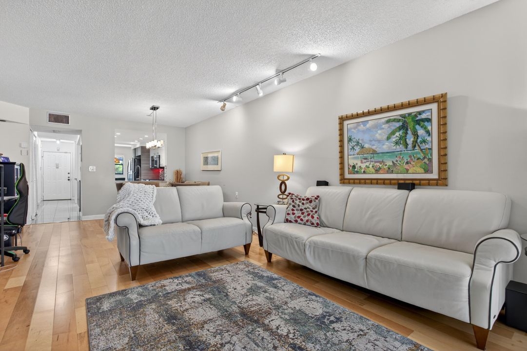 For Sale: $260,000 (2 beds, 2 baths, 1215 Square Feet)