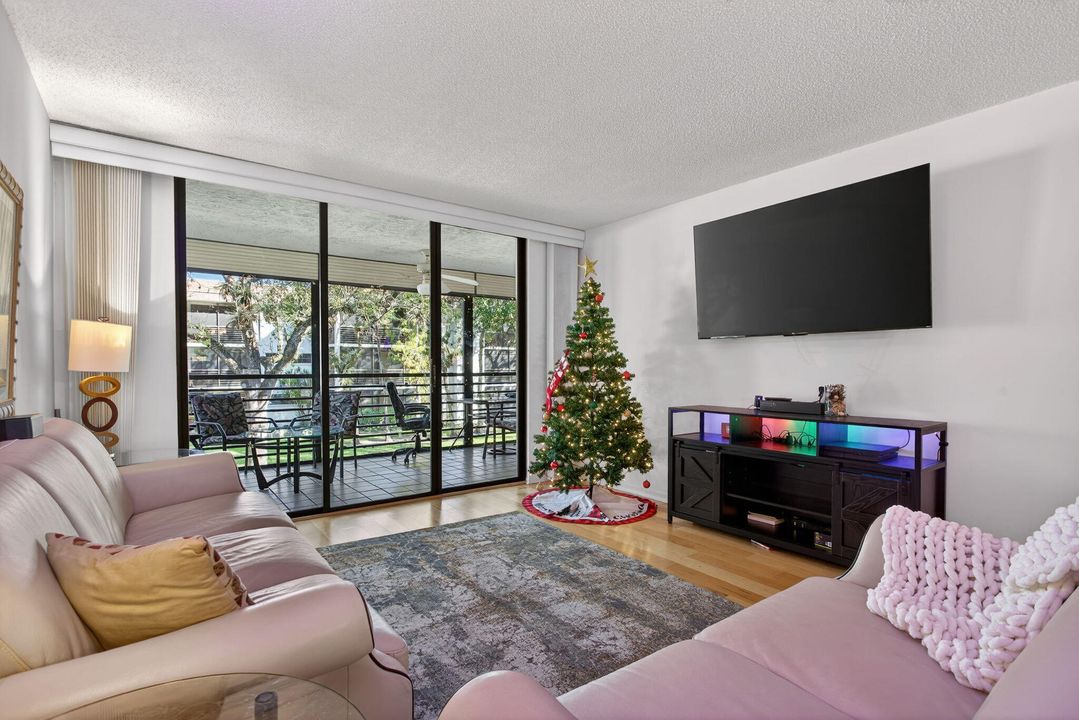 For Sale: $260,000 (2 beds, 2 baths, 1215 Square Feet)