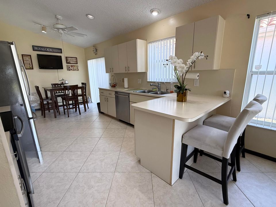 En Venta: $720,000 (4 camas, 2 baños, 2177 Pies cuadrados)