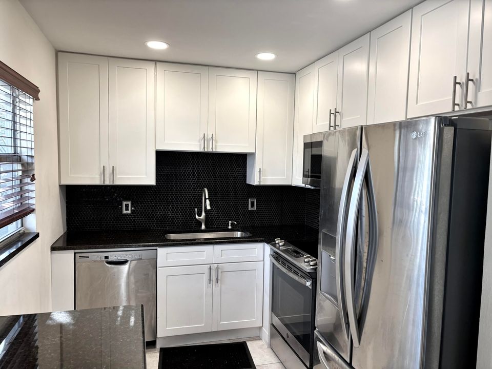 出租: $1,900 (2 贝兹, 2 浴室, 883 平方英尺)