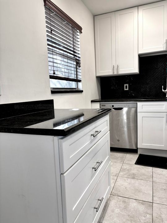 出租: $1,900 (2 贝兹, 2 浴室, 883 平方英尺)