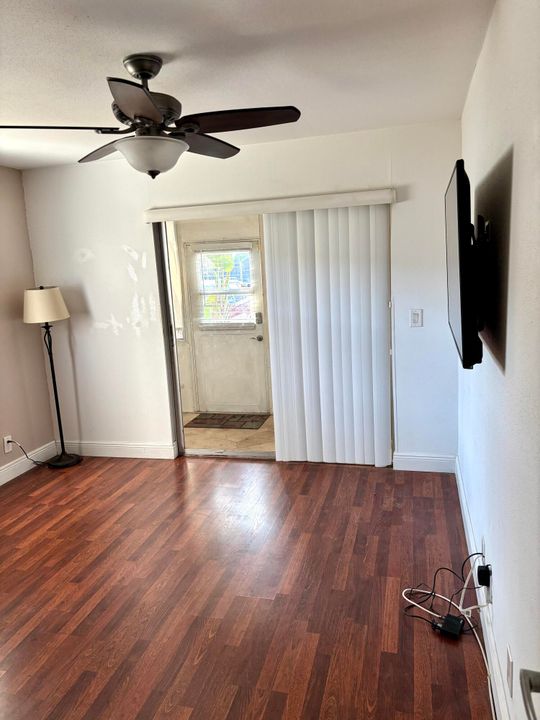 出租: $1,900 (2 贝兹, 2 浴室, 883 平方英尺)