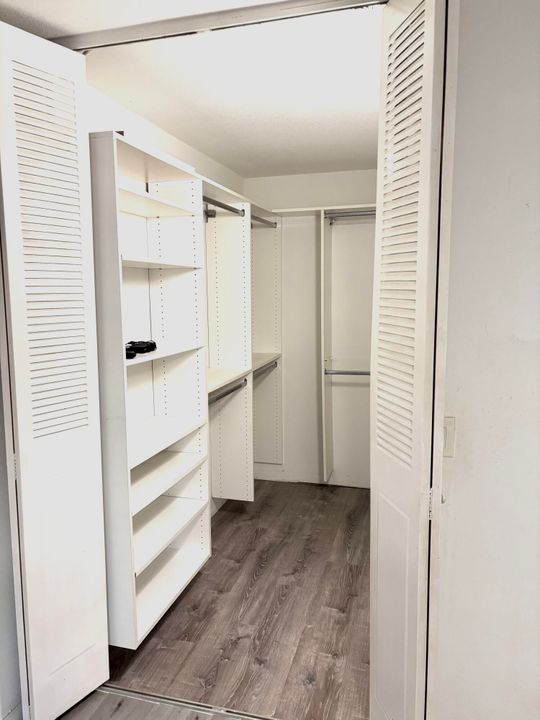 出租: $1,900 (2 贝兹, 2 浴室, 883 平方英尺)