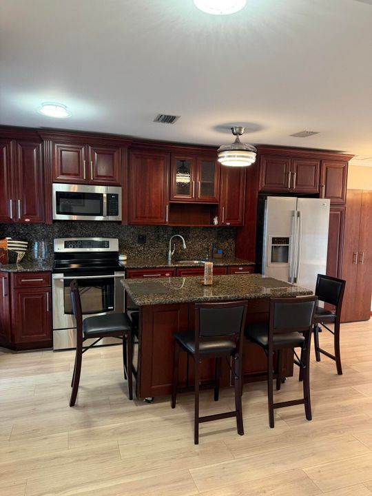 出租: $2,000 (2 贝兹, 2 浴室, 908 平方英尺)