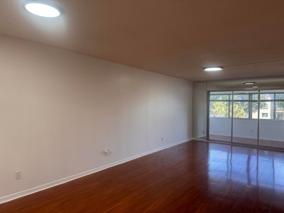 出租: $1,700 (2 贝兹, 2 浴室, 1145 平方英尺)