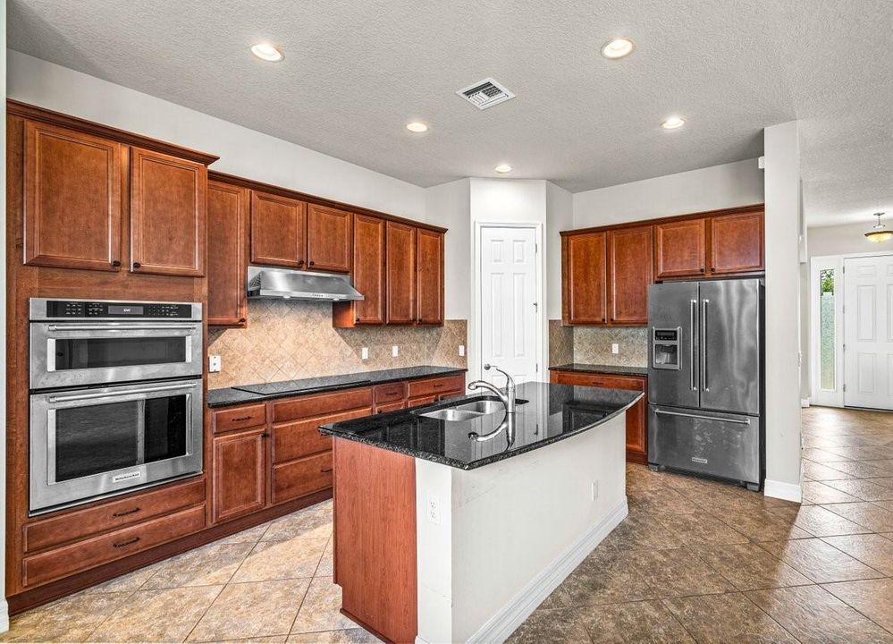 En Venta: $1,300,000 (4 camas, 3 baños, 2661 Pies cuadrados)