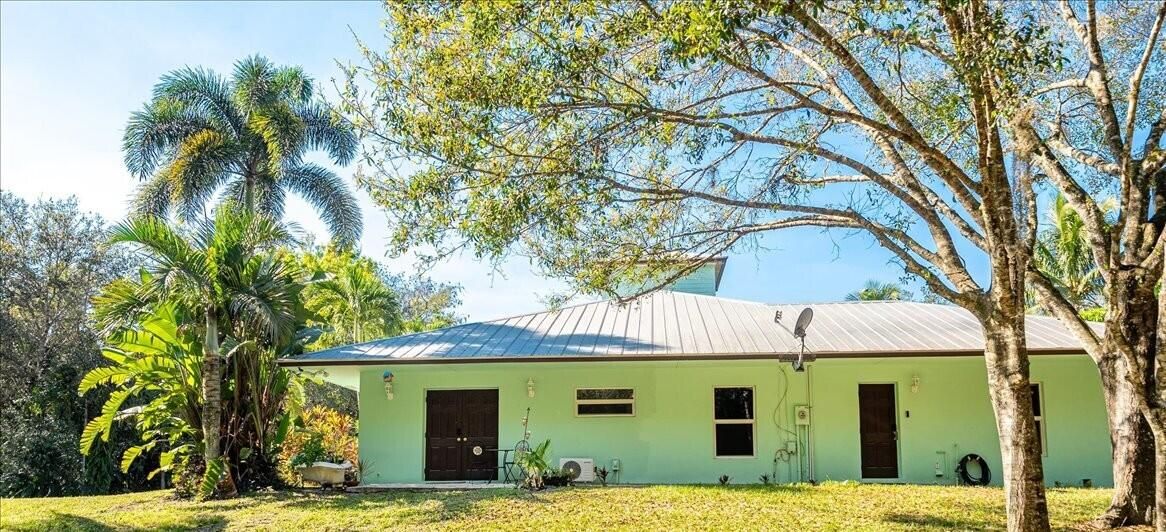 For Sale: $999,000 (5 beds, 3 baths, 2800 Square Feet)