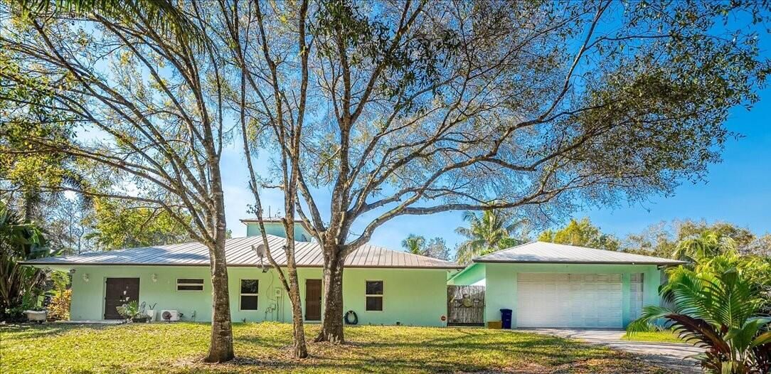 For Sale: $999,000 (5 beds, 3 baths, 2800 Square Feet)