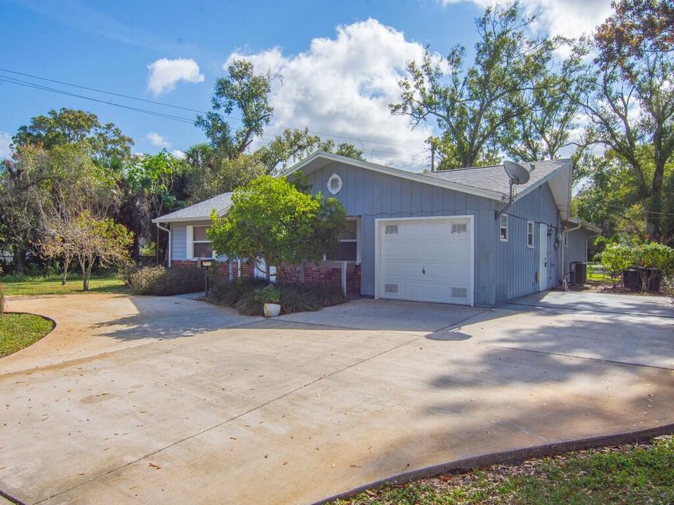 For Sale: $395,000 (2 beds, 2 baths, 1375 Square Feet)